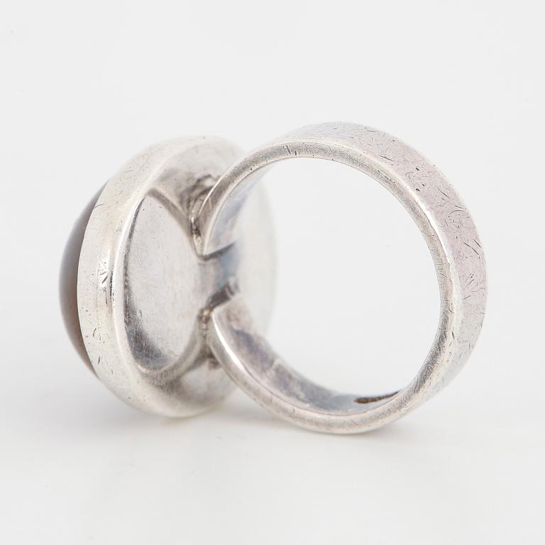 CECILIA JOHANSSON, a cabochon cut sardonyx ring made in Göteborg 1977.