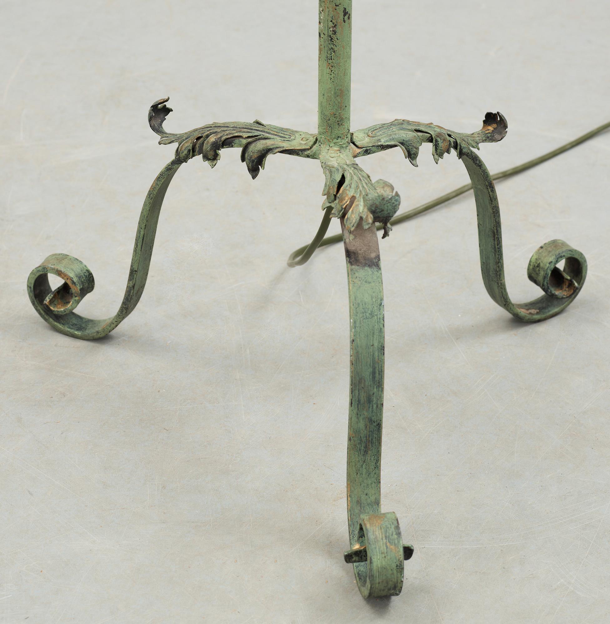 GOLVLAMPA, smidesjärn, 1900-talets första hälft.