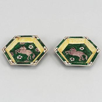A pair of Kangxi cabaret dishes.
