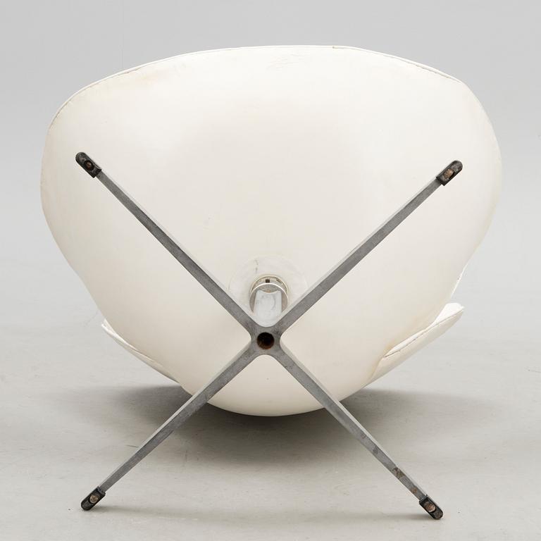 A 1969 Danish 'Swan' chair for Fritz Hansen.