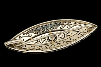 BROSCH, 18 k guld med gammalslipad diamant ca 0,05 ct samt rosenslipade diamanter. Vikt ca 6 g.