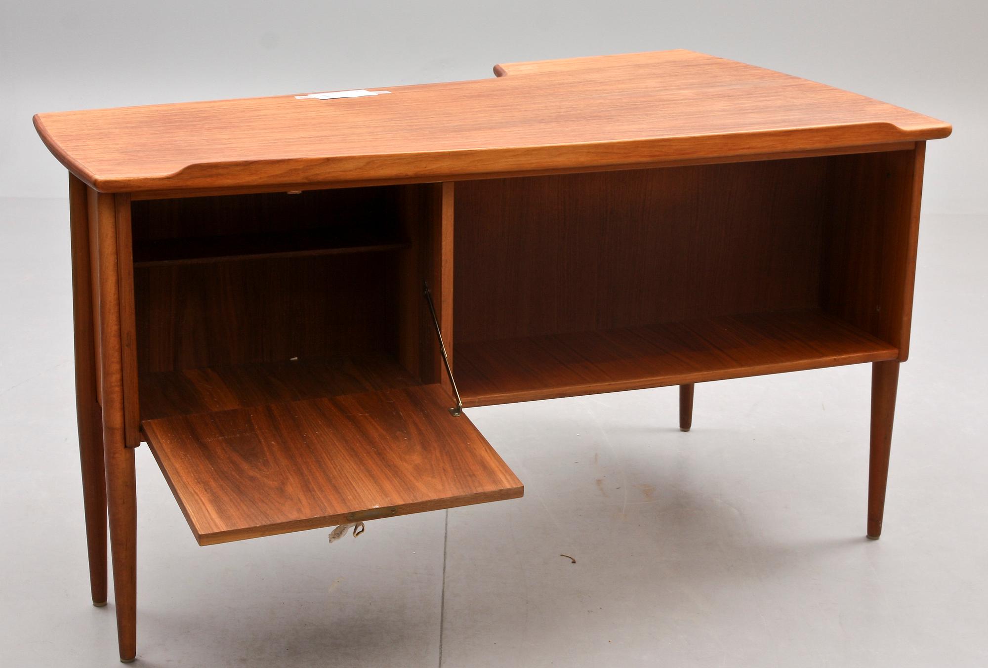 SKRIVBORD, Lelångs Möbelfabrik, Bengtsfors, 1960-tal samt SKRIVBORDSSTOL.