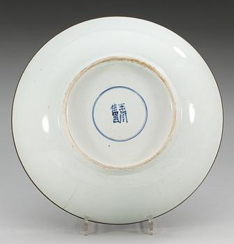 A blue and white charger, Qing dynasty, Kangxi (1662-1722). With hall mark.