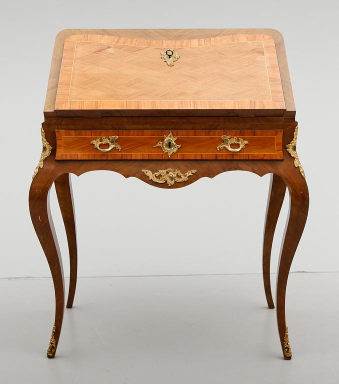 SEKRETÄR, Louis XVI-stil, 1900-talets första hälft.