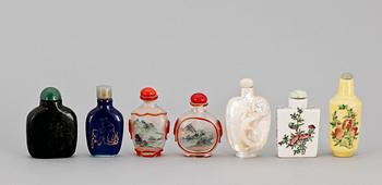 SNUSFLASKOR, 7 st. Bl.a porslin och glas, orientaliska, 1900-tal.