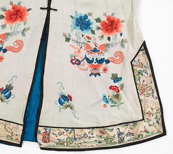 ROBE, silk. Height 100 cm. China, first quarter of the 20th century.