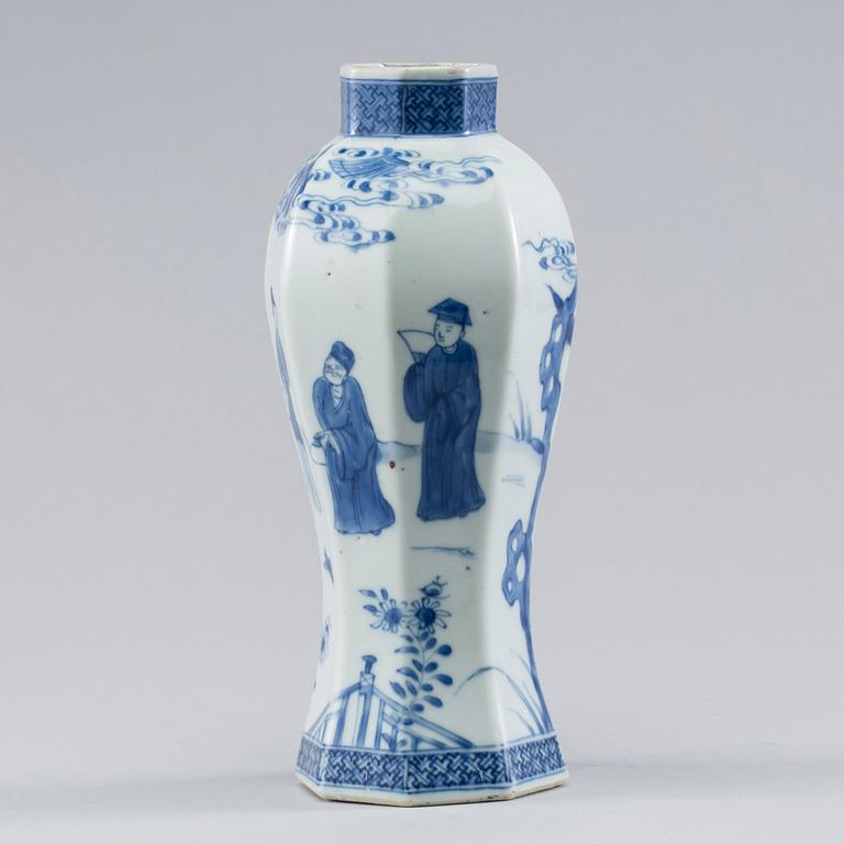 A blue and white vase, kangxi style, late Qing dynasty. Ca 1900.