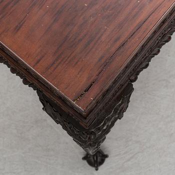 A mahogany table, Chippendale-style, England, 19th century.