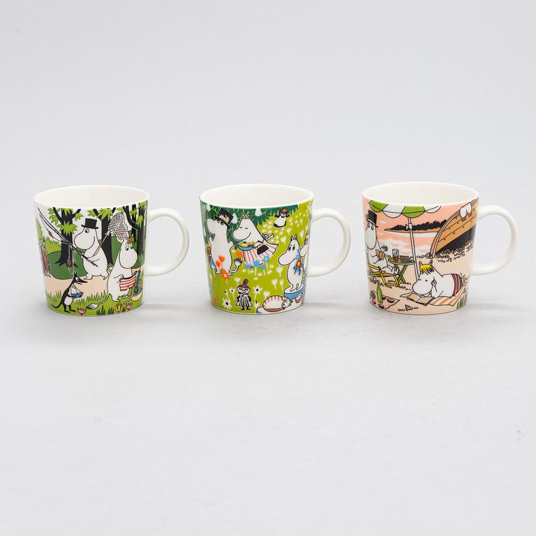 A Moomin pitcher and twelve Moomin mugs, vitro porcelain, Moomin Characters, Arabia.