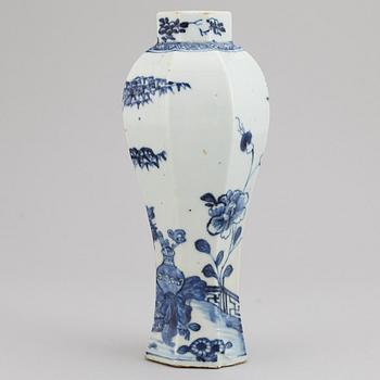 A blue and white export porcelain vase, Qing dynasty, Qianlong (1736-95).