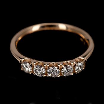 ALLIANSRING, guld 14K, 5 briljantslipade diamanter tot. 0,64 ct. Vikt 6,0 g. Intyg 207.