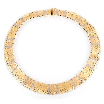 HALSBAND trefärgat guld med graverad lövdekor.