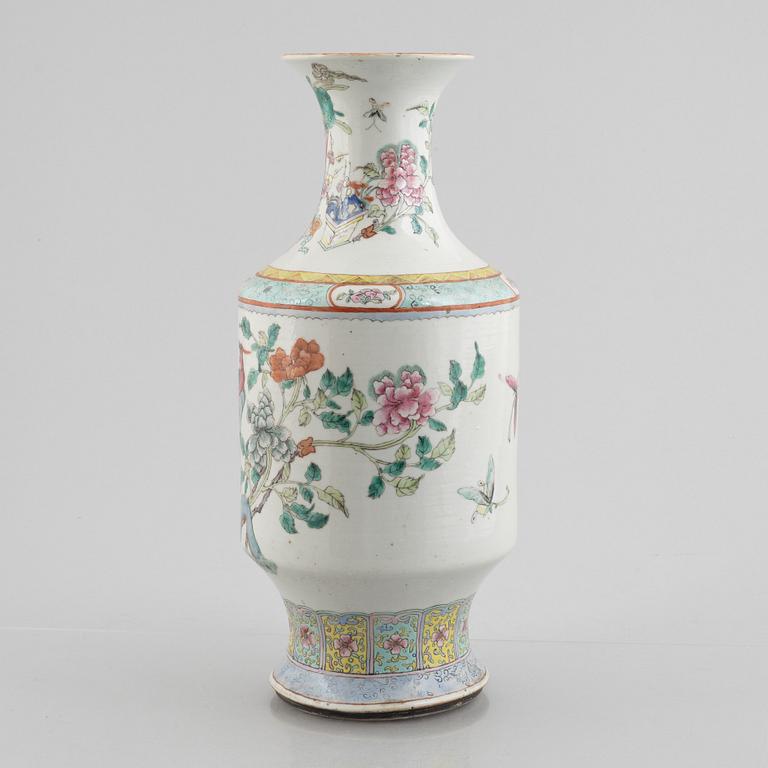 A porcelain urn, China, late Qing dynasty, around 1900.