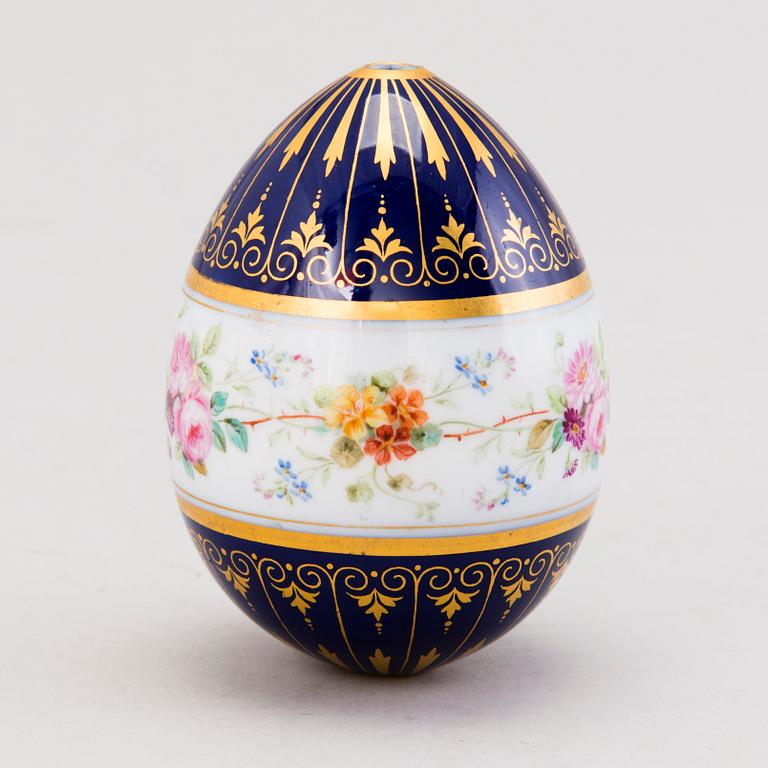 A Russian Easter porcelain egg from the time of Alexander I (1801-1825).
