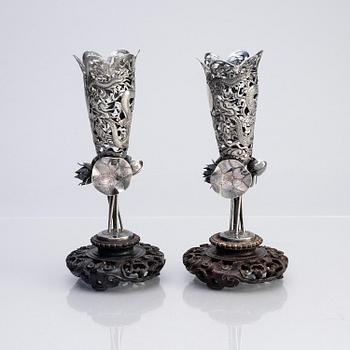 Vaser, ett par, silver. Qingdynastin, 1800-talet senare del.