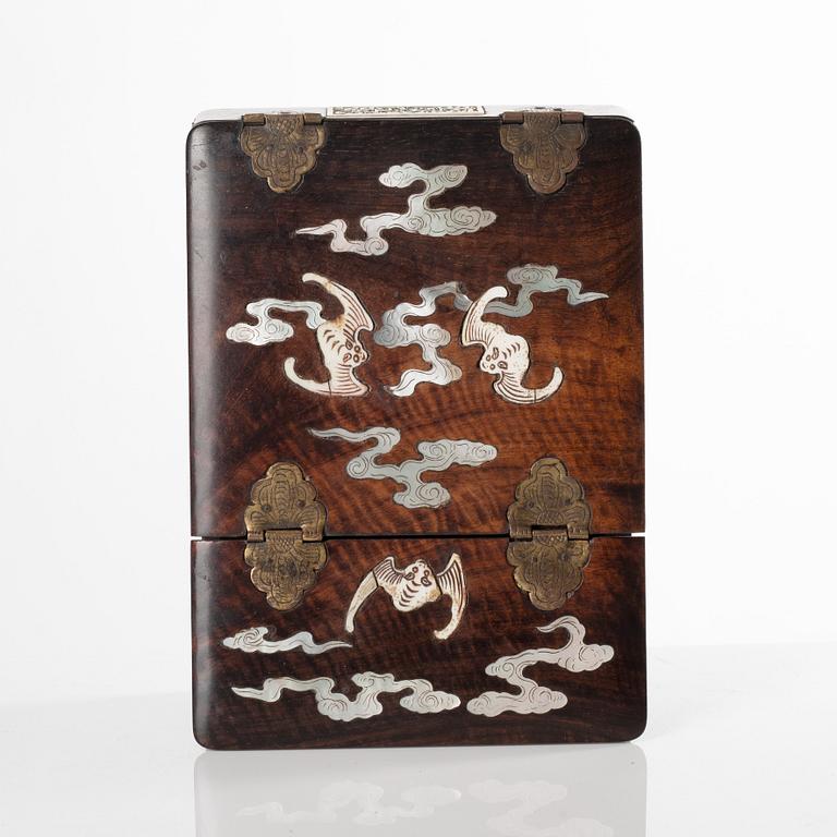 An enamelled box with cover, a mirror and a stamp, late Qing dynasty.