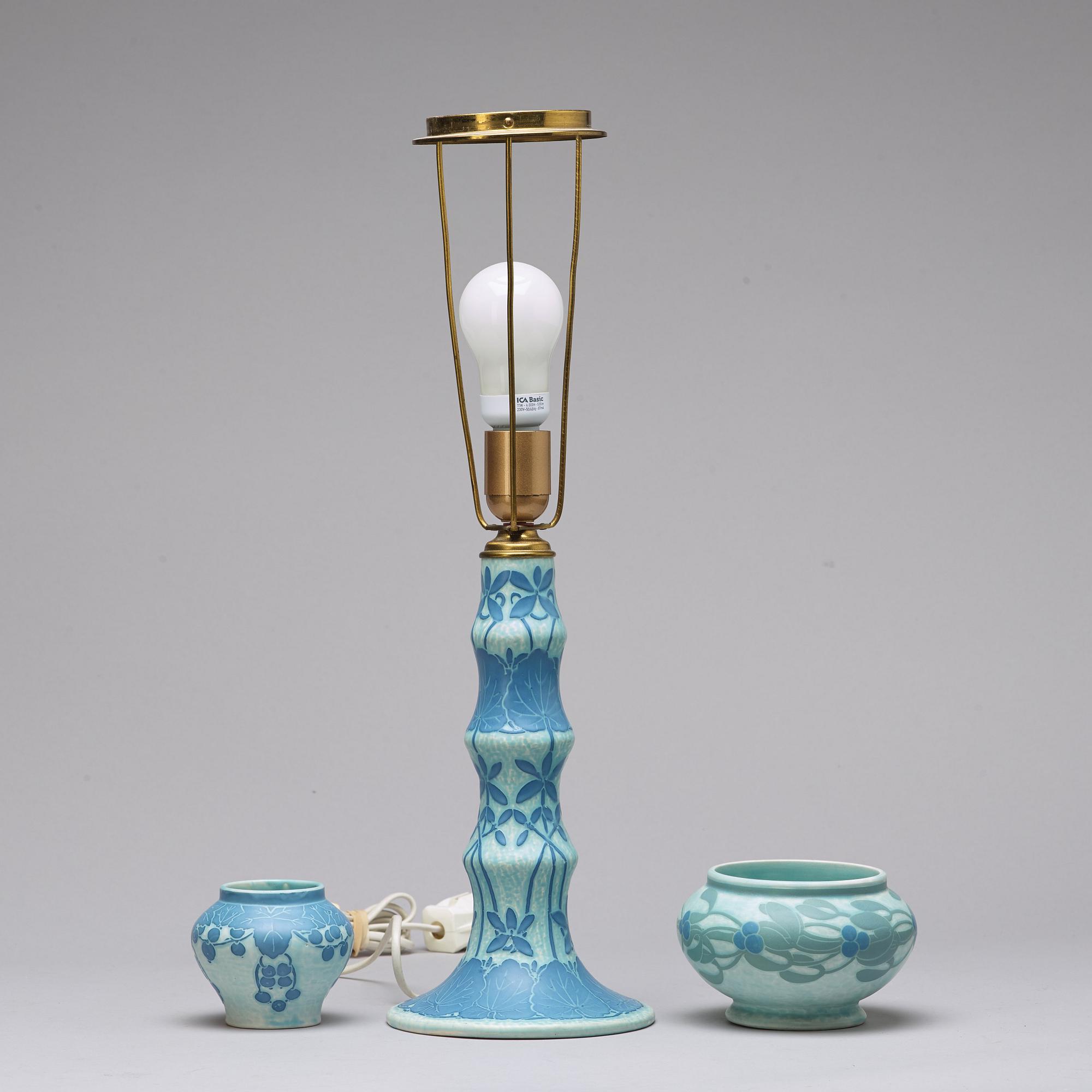 ELSA ENGESTRÖM samt JOSEF EKBERG, bordslampa och 2 skålar, Gustafsberg 1911 och 1914.