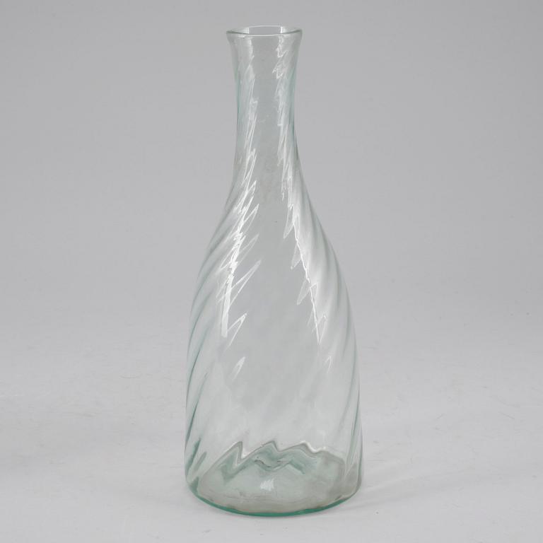 VATTENKARAFFER, glas, 2 st. 1800-talets andra hälft.