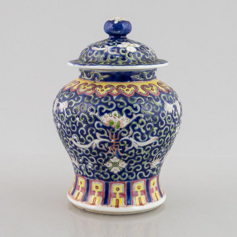 A famille rose vase, Qing dynasty, 19th century, also a jar with cover 20th century.