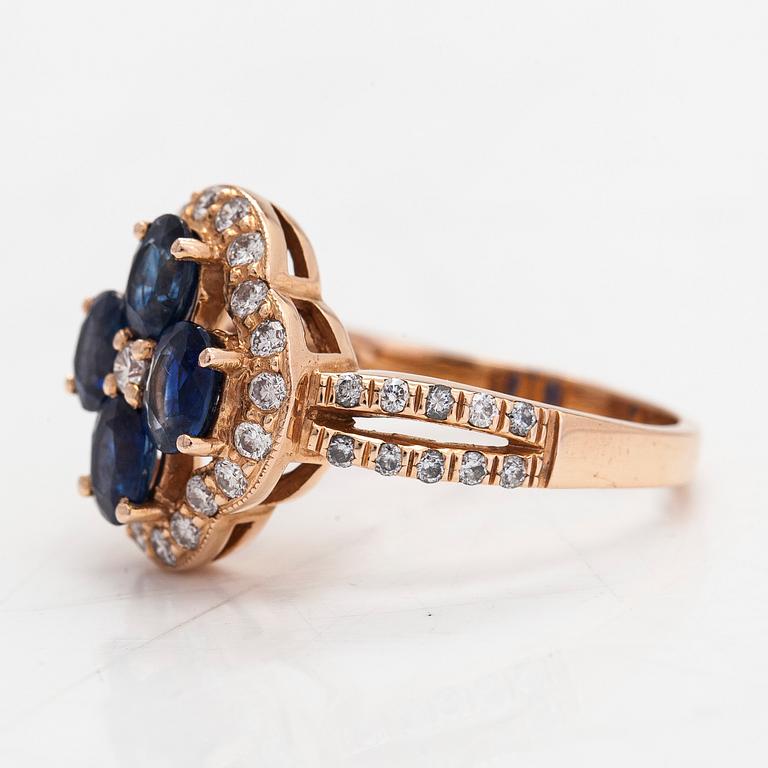 Sormus, 14K kultaa, safiireja sekä timantteja yht. n. 0.55 ct. Venäjä, 2000-luku.