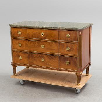 A late Gustavian late 18th century mahogany veneered chest of drawers.