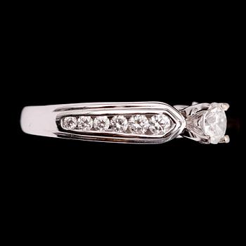 RING, 14 k vitguld, med briljantslipade diamanter tot ca 1.17 ct. Total vikt ca 5,63 gram.