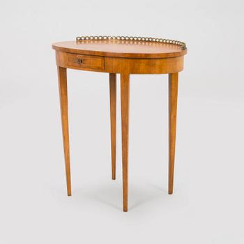 Sidobord/ lampbord, 1900-talets början.