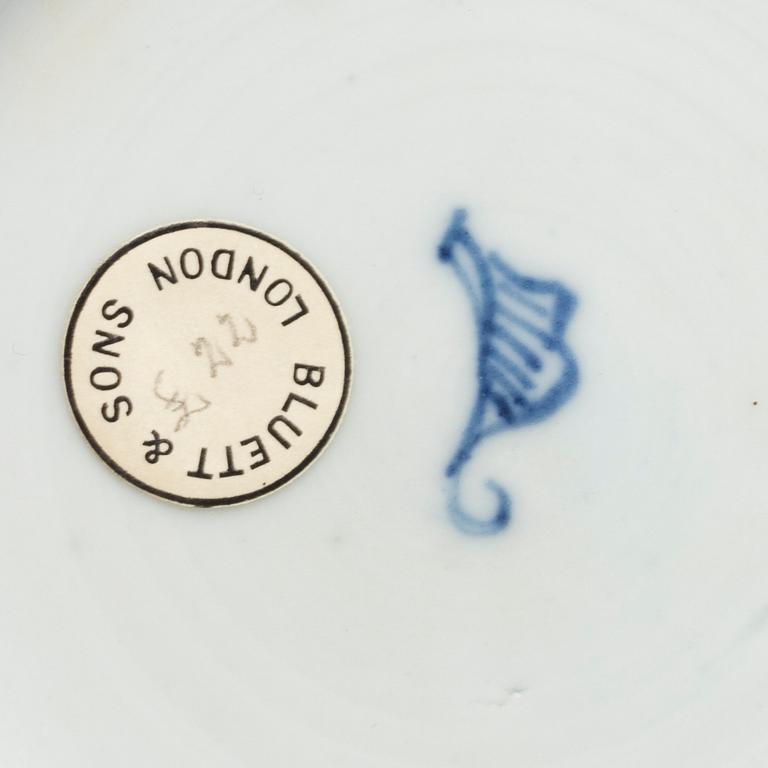 A blue and white box with cover and a vase, Qing dynasty, 17th Century.