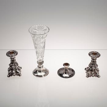 PARTI SILVER, 4 st. 813-830 silver. Vas, ett par ljusstakar och en ljusstake. 1954-87. Silvervikt ca 200 g.