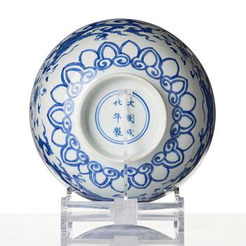 A blue and white 'makhara dragon bowl', Qing dynasty, Kangxi (1662-1722).