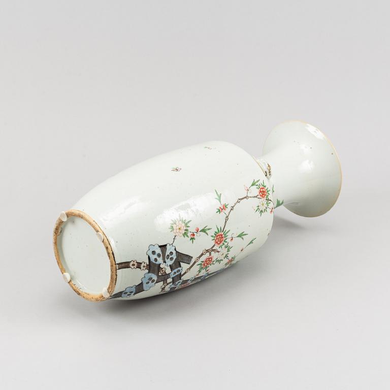 A Chinese vase, 20th Century.