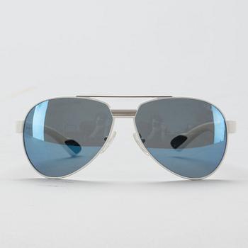 SOLGLASÖGON, Prada.