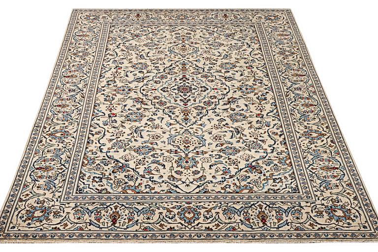 A Kashan carpet, c. 290 x 197 cm.