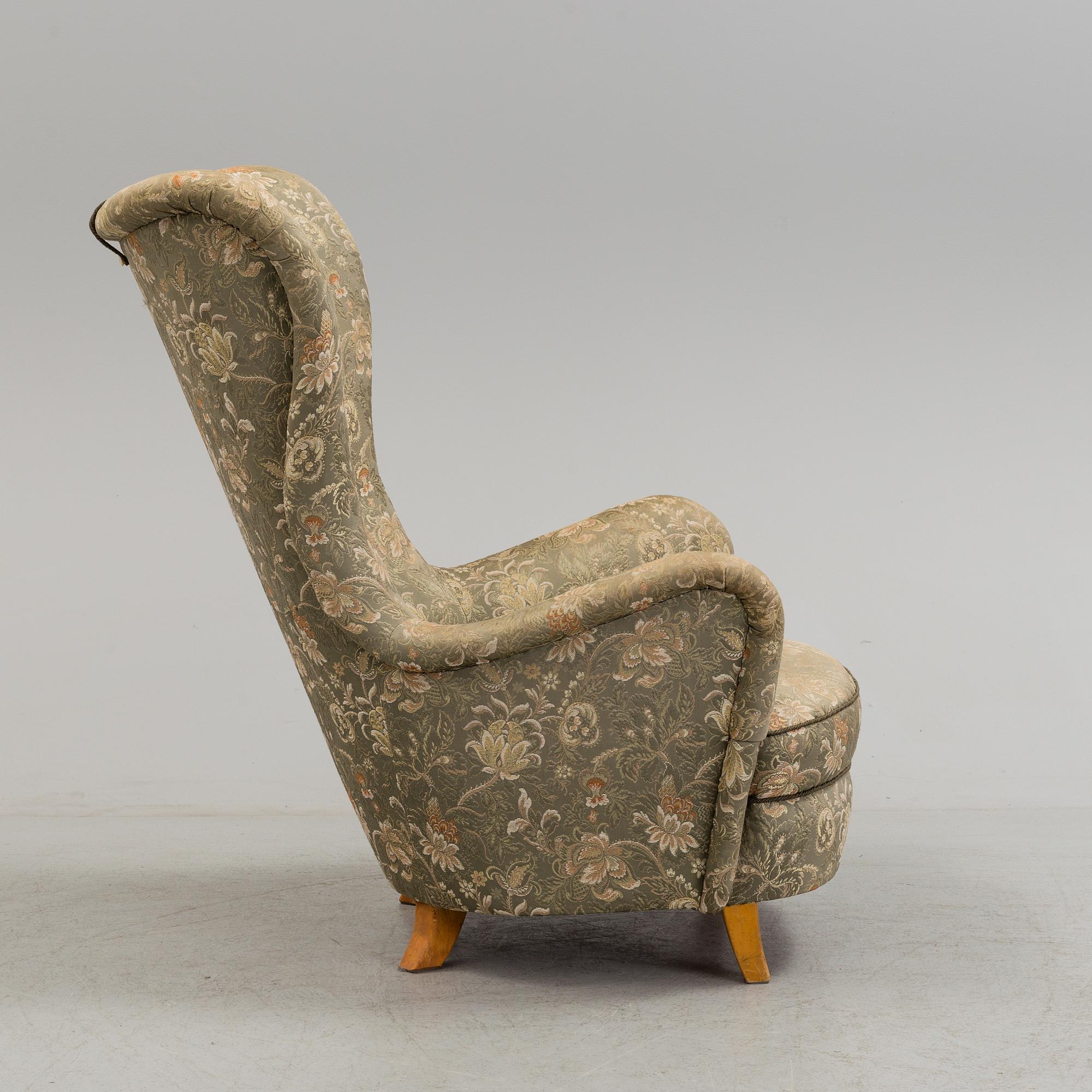 SCANDINAVIAN DESIGN, an upholstered easy chair, 1940's/1950's.