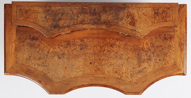 A Fredrik I late baroque burr alder-veneered commode, first part of the 18th century.