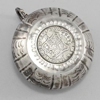 KOPP MED HÄNKEL, trol Spanien, 1800-tal. Vikt 60 g.