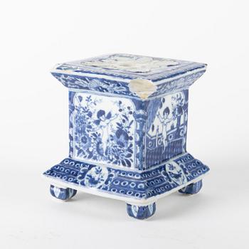 A blue and white fragment/base of a tulip vase, Qing dynasty, Qianlong (1736-95).