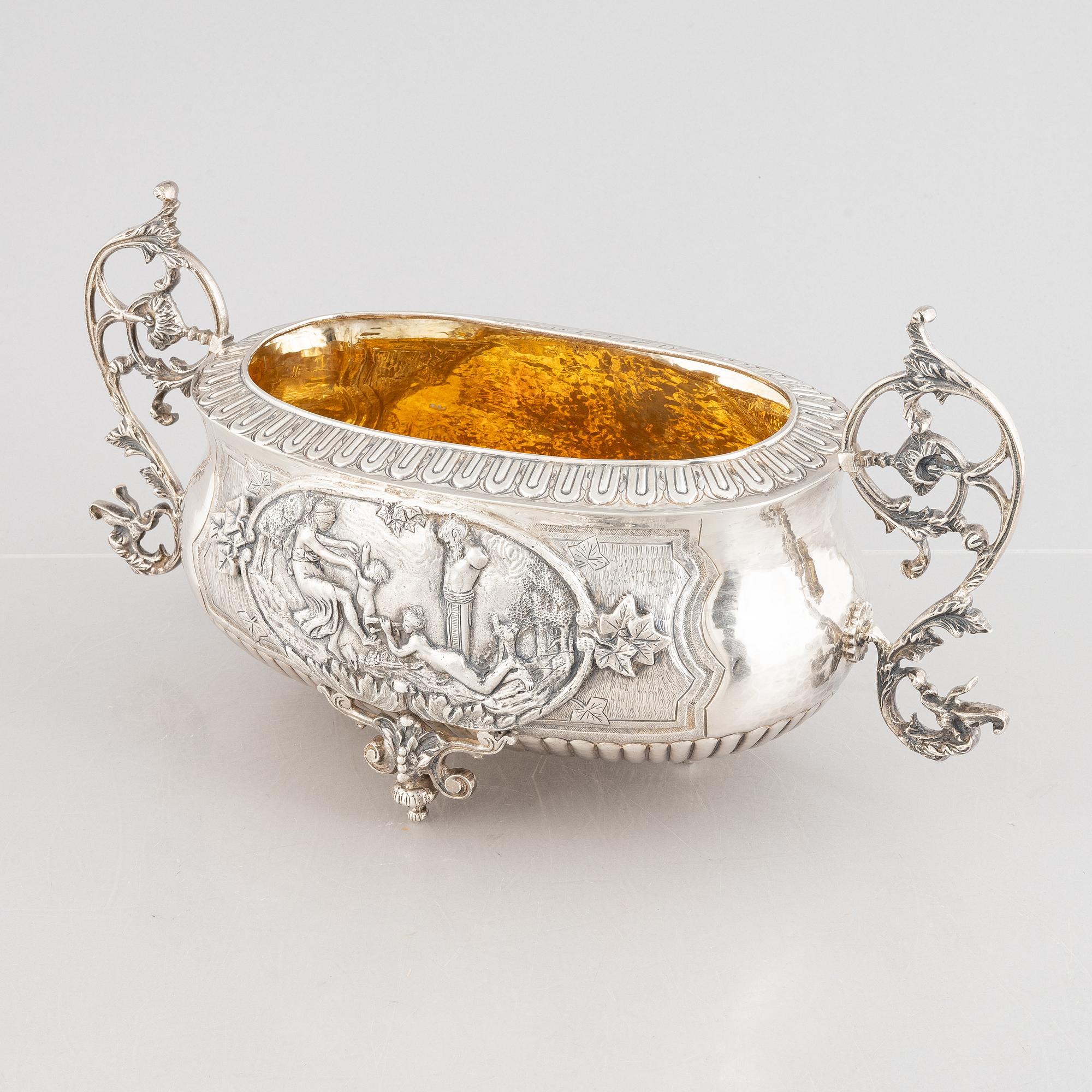 A silver jardinière, 20th century.