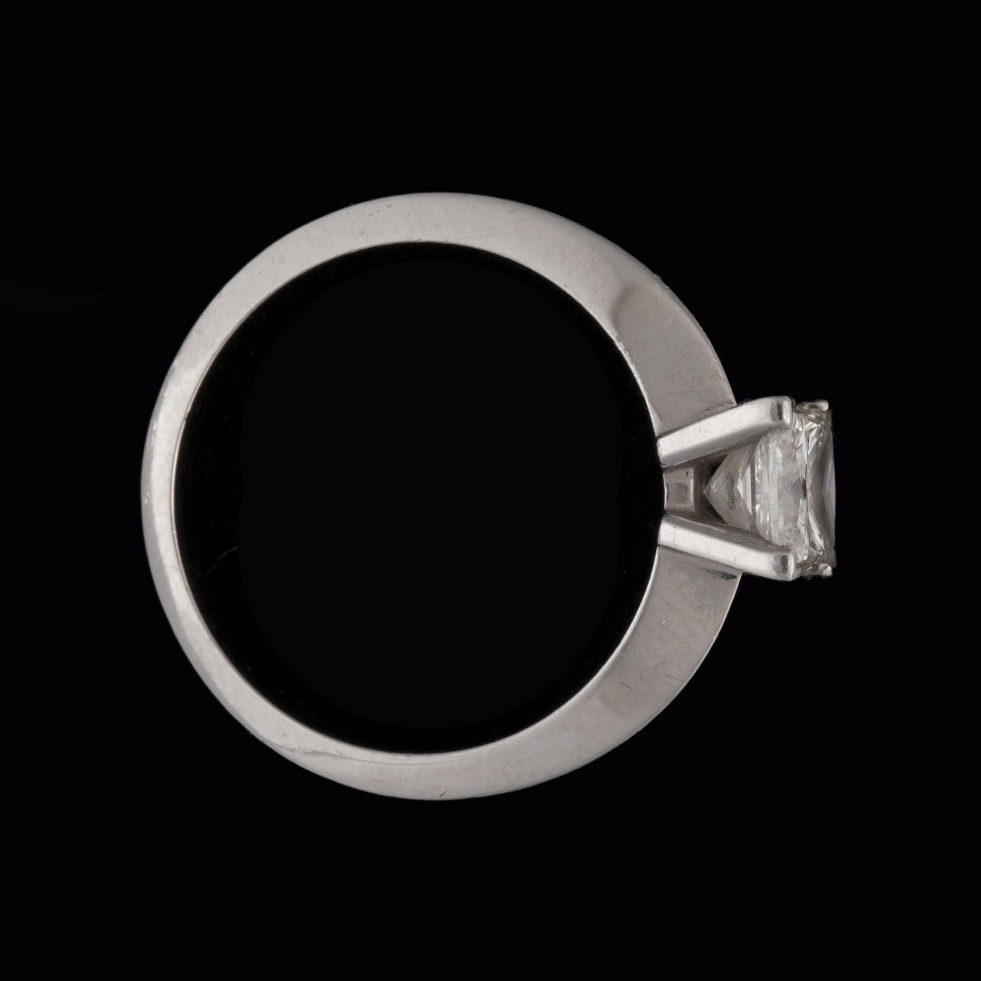 RING, Cartier, med prinsesslipad diamant 1.07 ct. Kvalitet H/VVS1 enligt bifogat certifikat. No. 91242A.