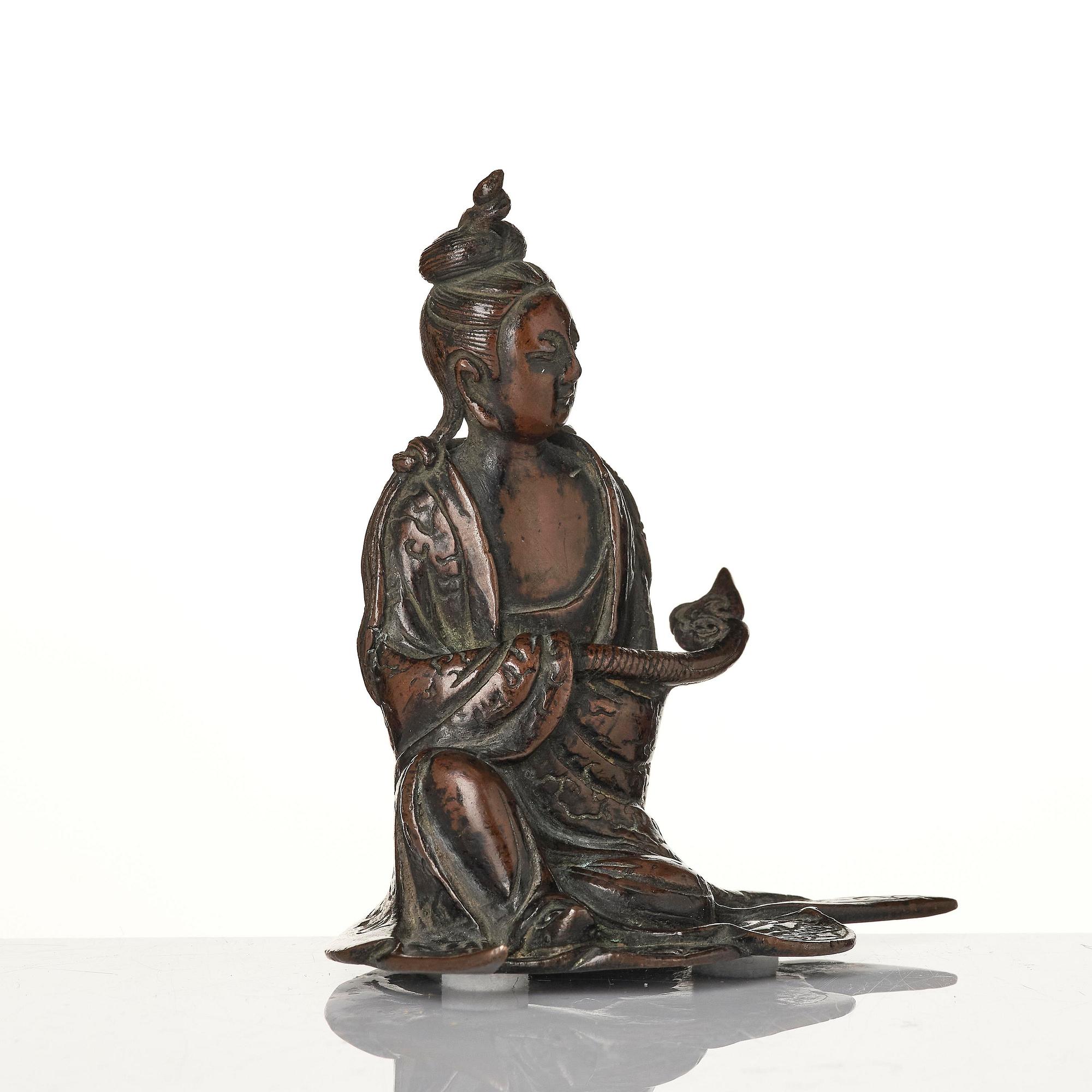 An elegant bronze sculpture of Guanyin, 17th/18th century.