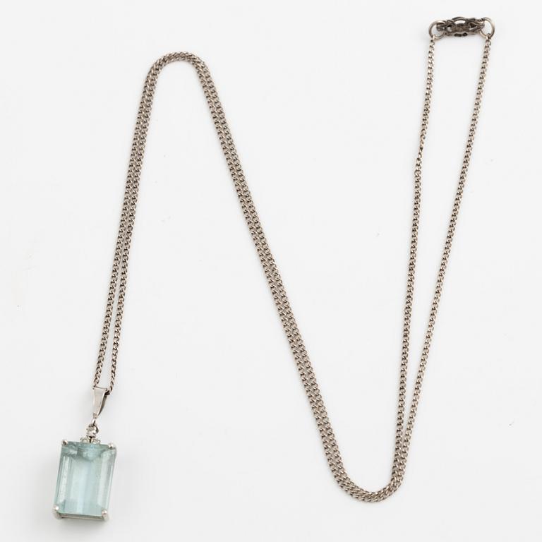 Hänge med smaragdslipad akvamarin och åttkantalsliapade diamanter, med kedja silver.