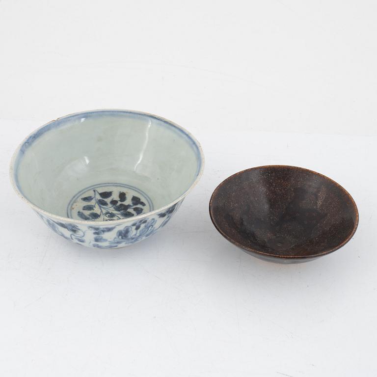 Two Chinese bowls, porcelain and stoneware, part Ming dynasty.