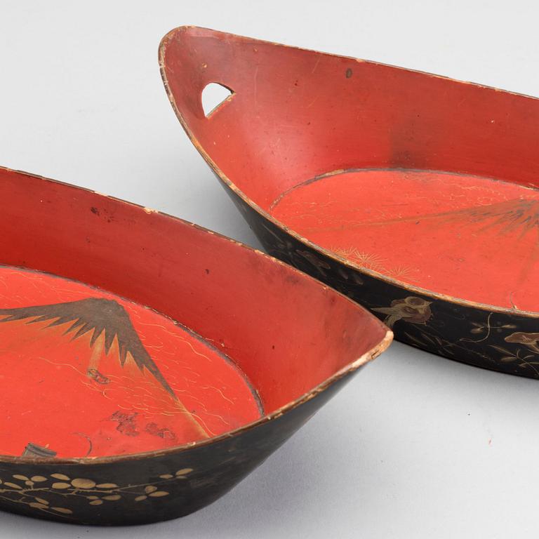 A pair of Japanese lacquered papier maché bowls around 1900.