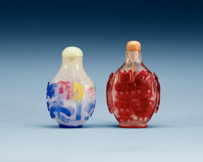 A five colour overlay- and a red overlay glass snuff bottle, Qing dynasty.