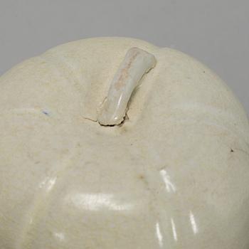 ASKAR med LOCK, två stycken samt SKÅL, keramik. Sydostasien, 1900-tal.