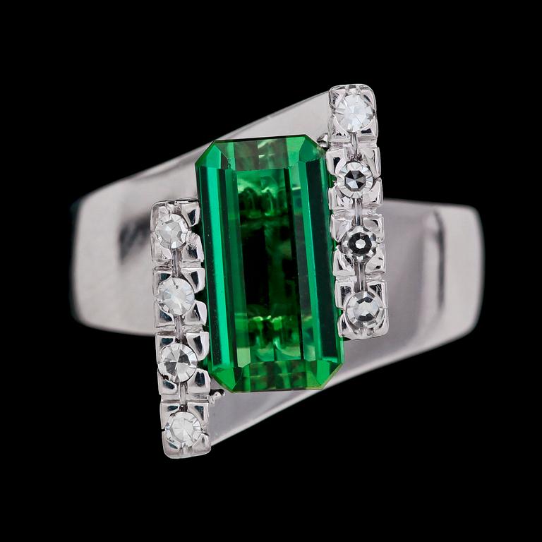 RING, grön trappslipad  turmalin samt briljantslipade diamanter, tot. 0.16 ct.