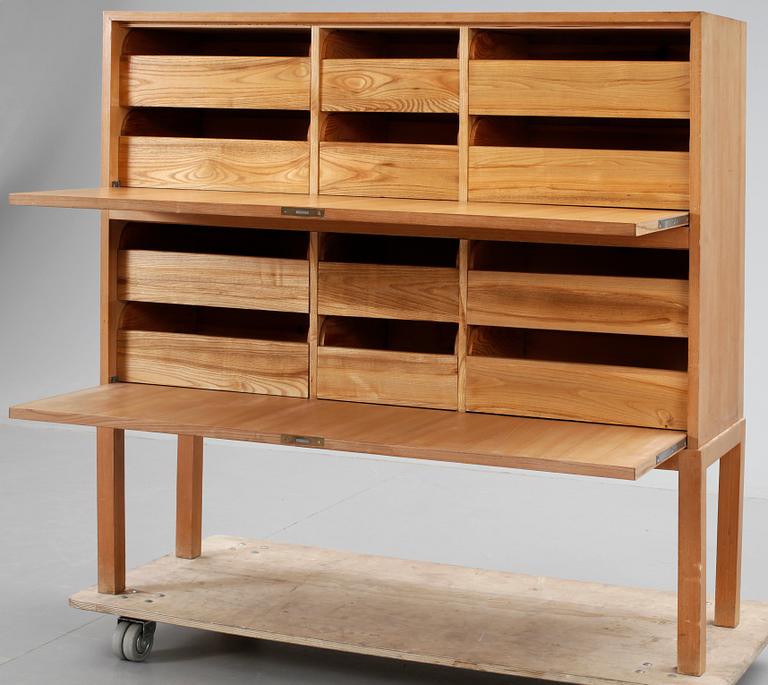 SKÅP. 1900-talets mitt.