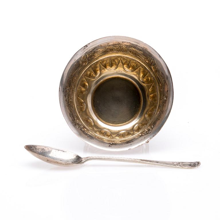 SOCKERSKÅLAR I ETUI 2 ST OCH BÄGARE, silver, England, totalvikt 358 g.