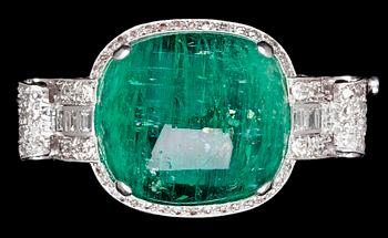 930. BROSCH, stor cabochonslipad smaragd med baguette- briljant- och åttkantslipade diamanter, tot. ca 2.50 ct. 1940-tal.
