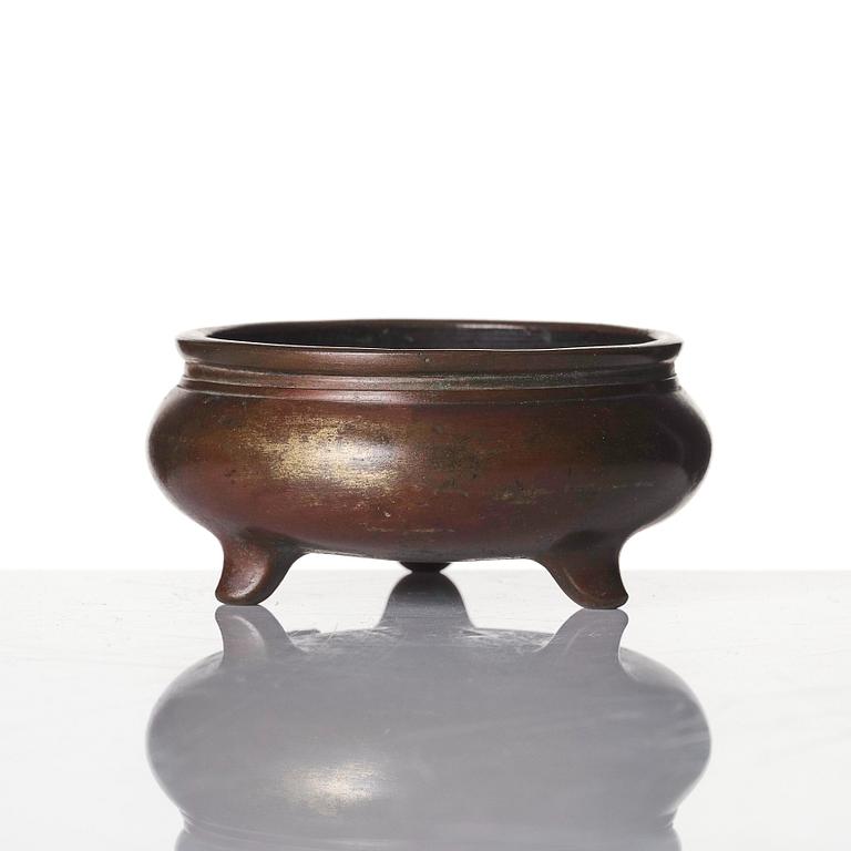 A bronze censer, 17th/18th century.